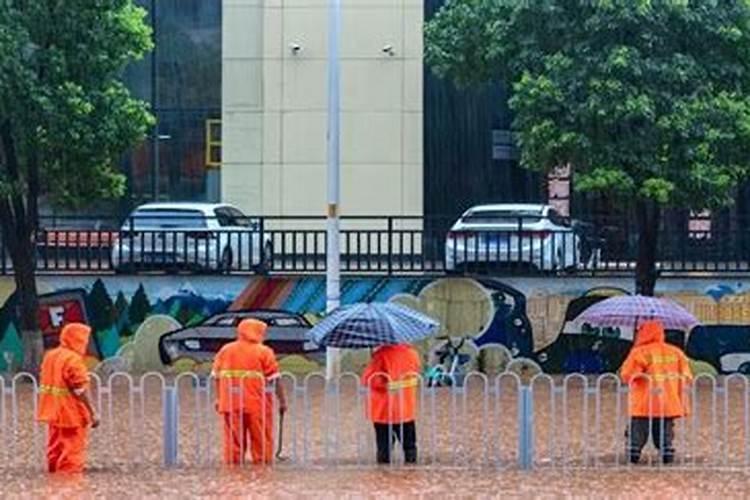 梦见下了大雨后跟洪水一样