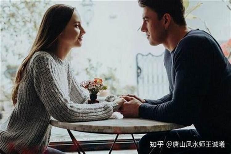 梦见妈妈家里好多人是什么意思