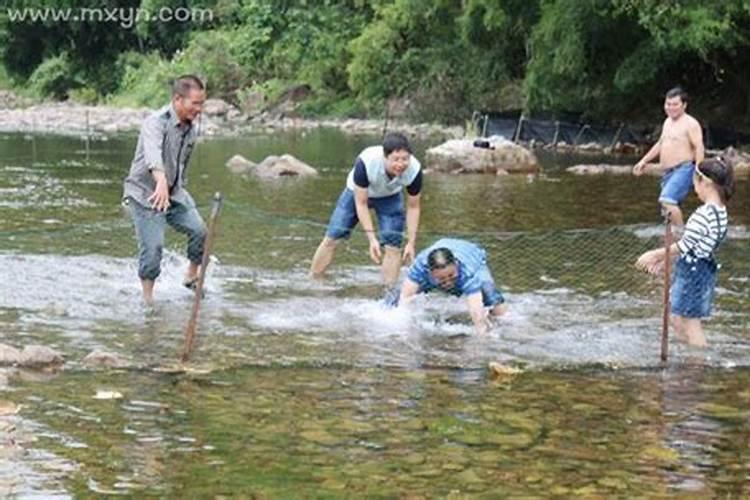 梦见河水干了抓鱼是什么意思河水倒流