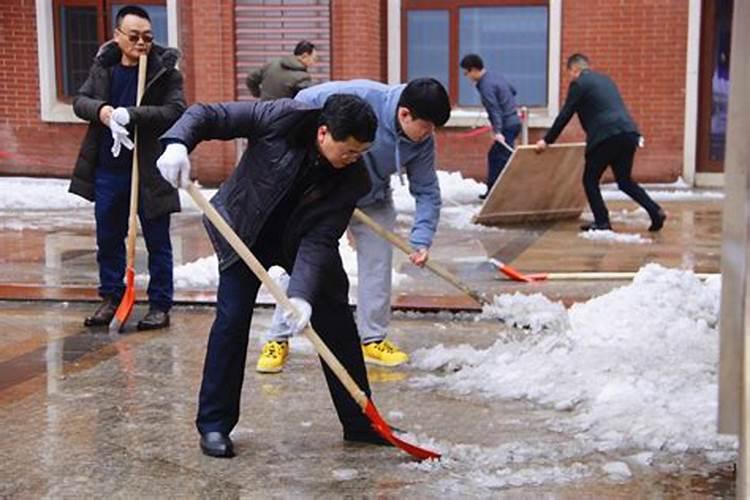 梦到自己拿铁锹在冰路上铲冰