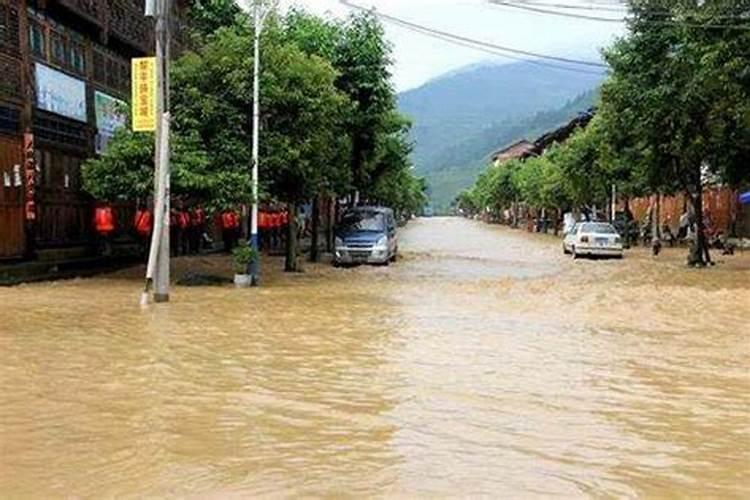 梦见山上发洪水逃生成功