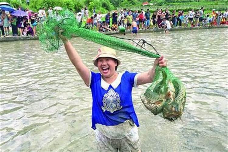 梦见在捉鱼捉了好多鱼是什么意思