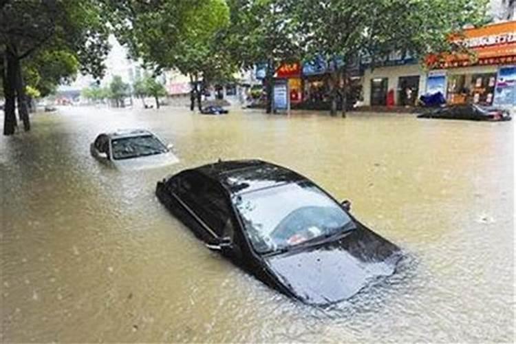 梦见大洪水淹了公路