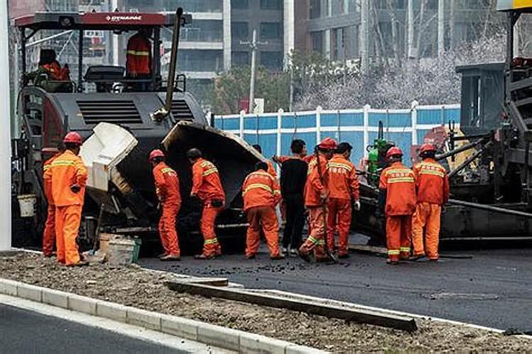 梦见和很多人在干活修路