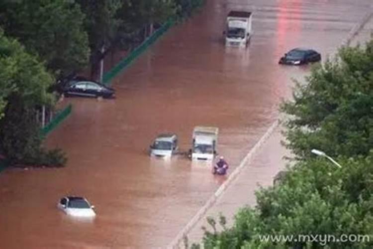 梦见大雨大河水大涨把路淹了