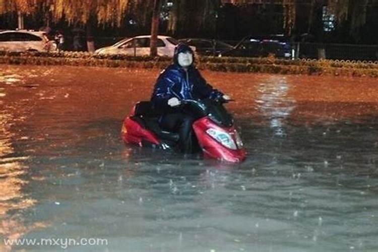 梦见大雨大河水大涨把路淹了