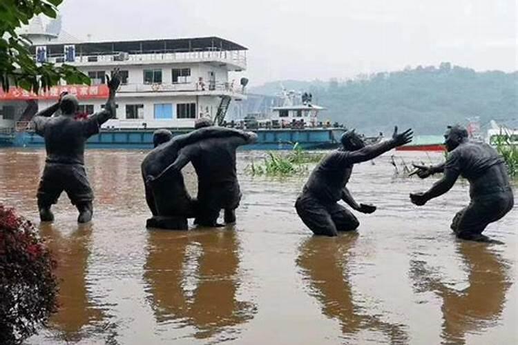 梦到洪水冲走人什么意思