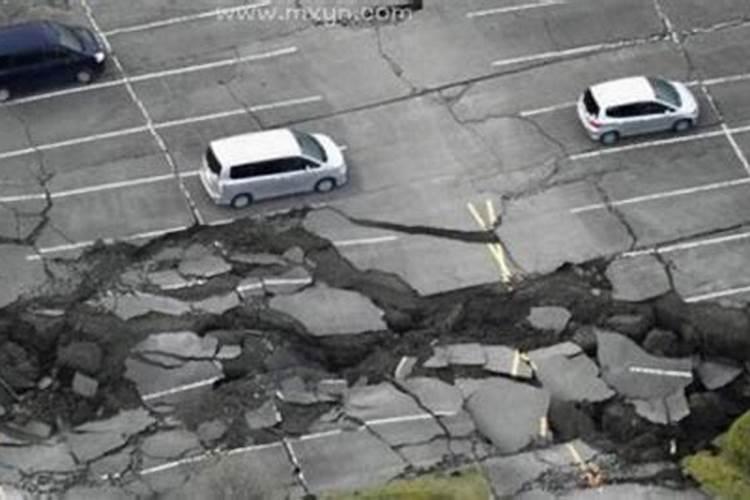 梦到地震预示什么地面裂为两半