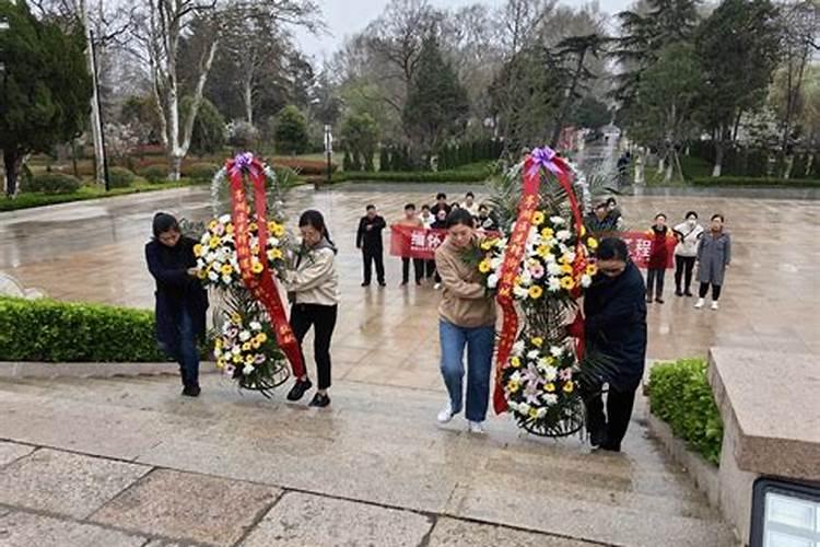 梦见鱼缸里的鱼死了好多条是什么意思