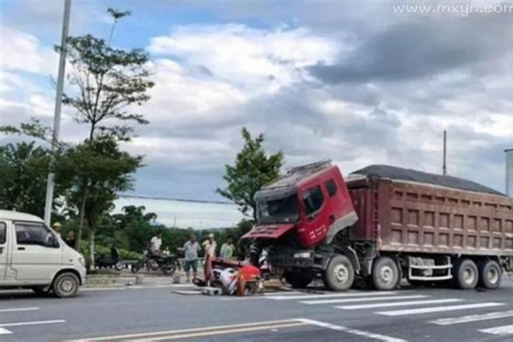 梦见车祸死了好多人现场很惨