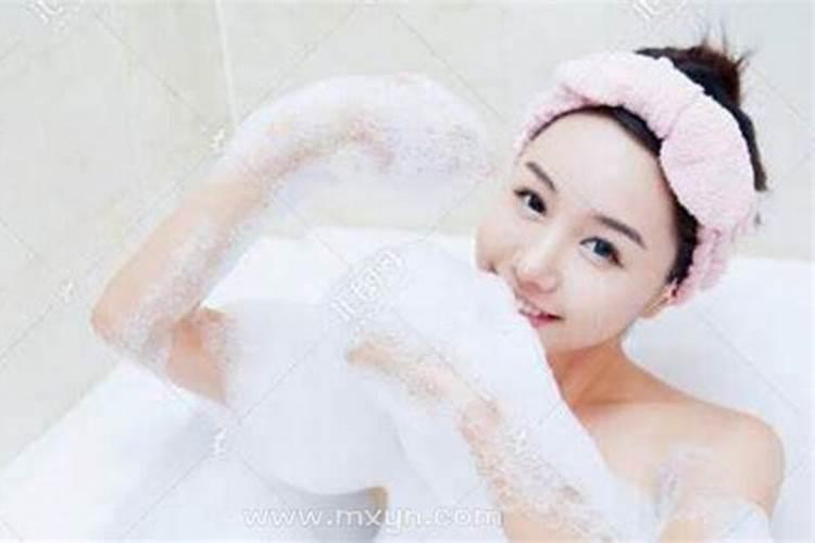 梦见熟悉的女人洗澡是什么预兆