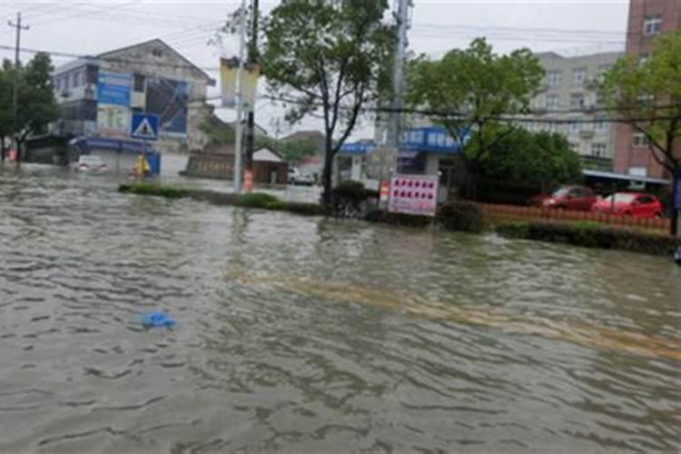 梦见大水滚滚而来淹家里