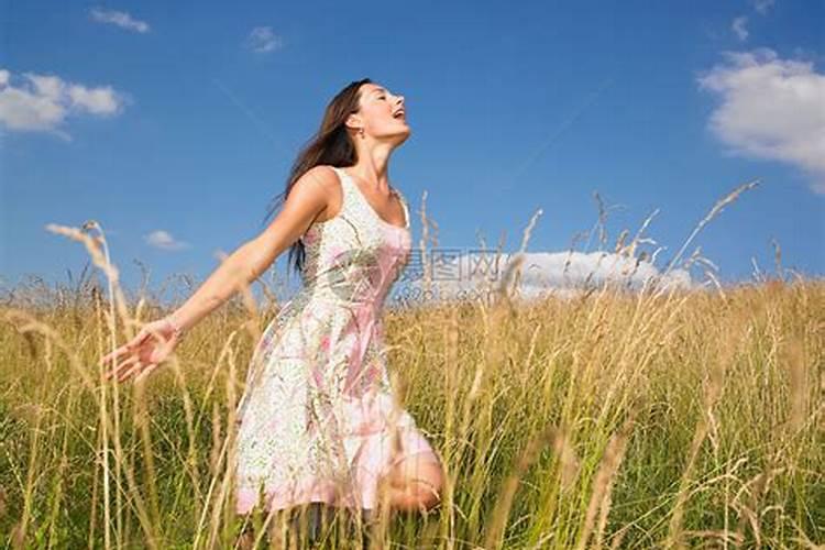 梦见和喜欢的女生在草原奔跑