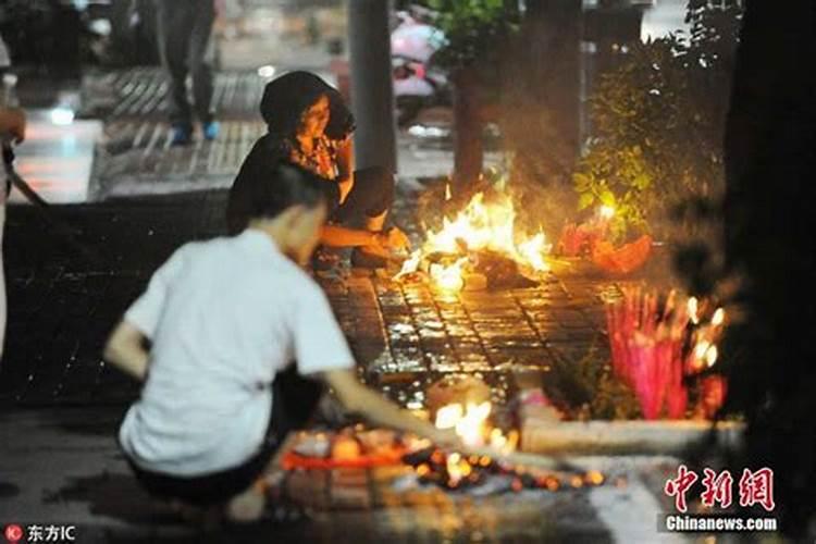 中元节街头祭拜