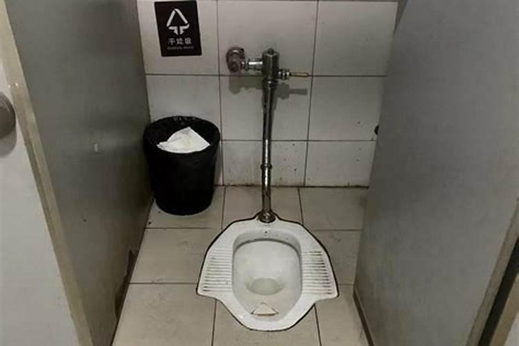 梦见上公共厕所很臭很脏很臭