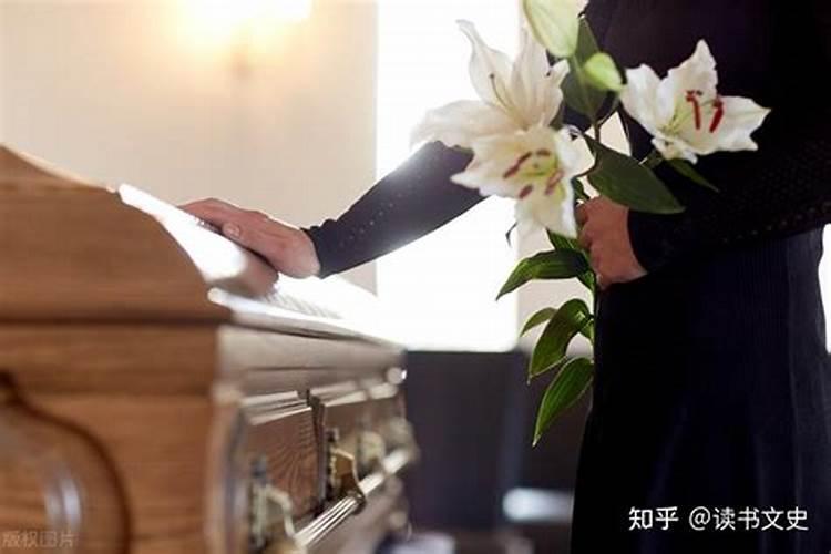 梦见死去的人又死了在棺材里