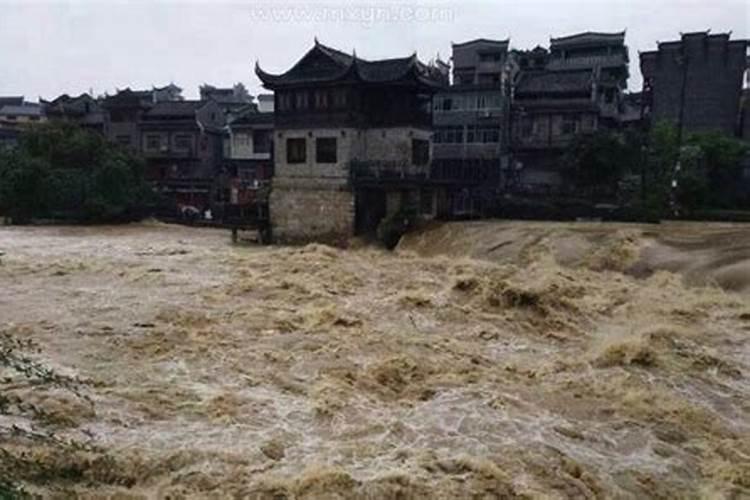 梦见超级大暴雨发洪水