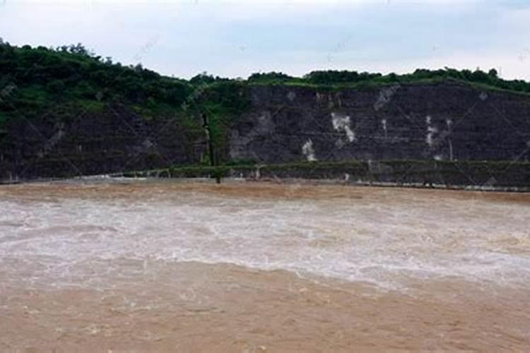 梦到下了大雨涨了大水