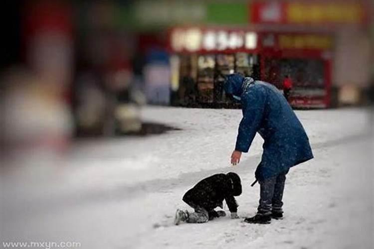 梦见邻居男人摔死了我大哭