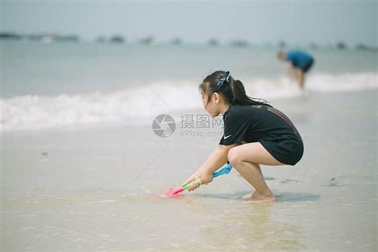 梦见女儿在海里游泳遇险