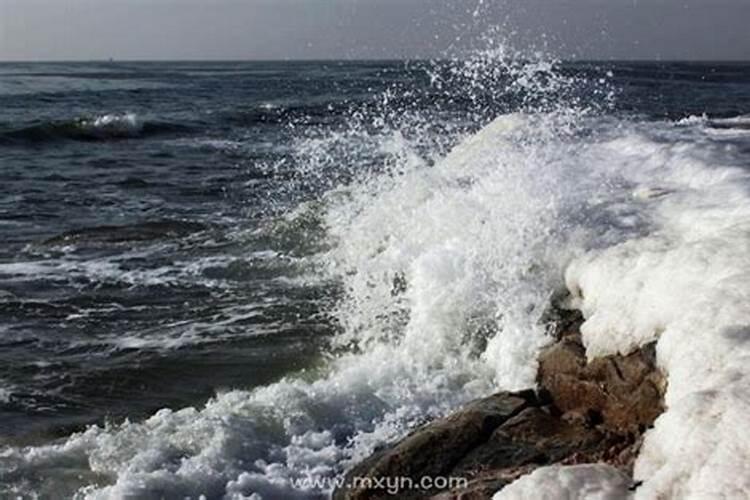 梦见海水涨潮浪很大