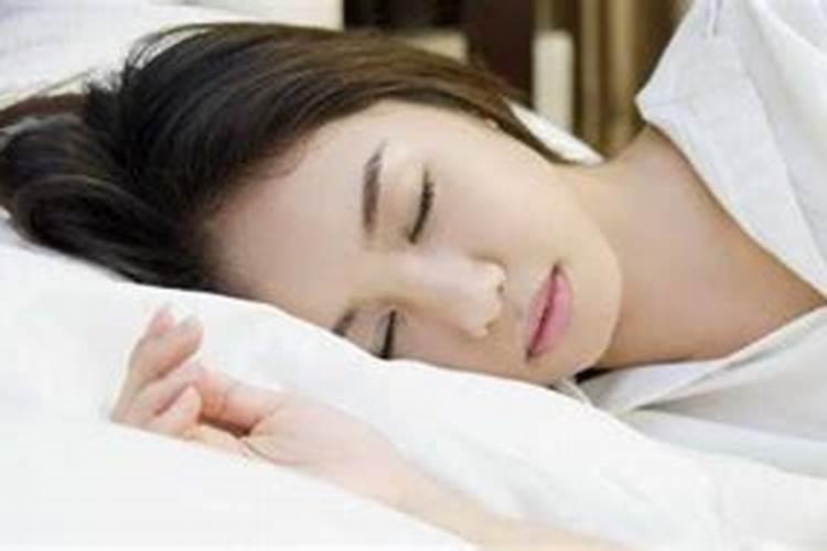 梦见很熟悉的女人睡在自己旁边