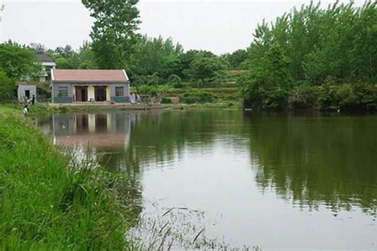 家宅风水大门口有水塘