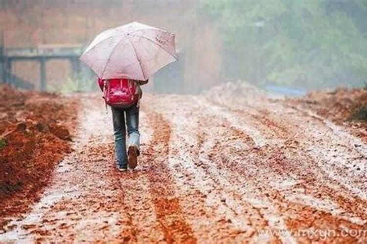 梦见下雨路泥泞不好走