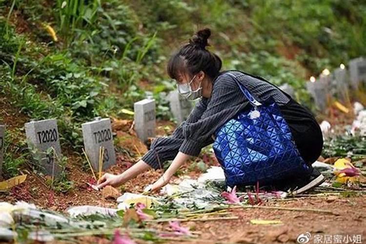 女生清明节祭拜祖先