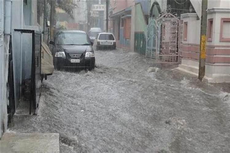 梦到下雨发大水什么意思