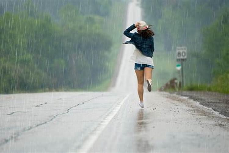 梦到在大雨中淋雨奔跑