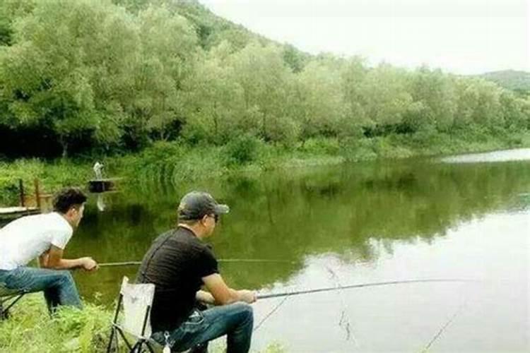 梦见很多人一起钓鱼是什么意思