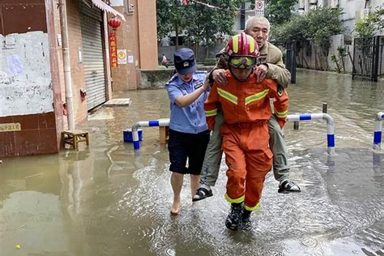 梦到被困洪水中