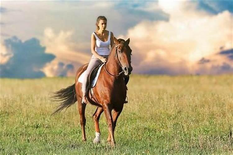 梦到自己骑马奔跑被其他人追赶