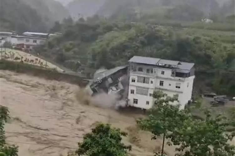 梦见洪水冲垮房屋但有惊无险