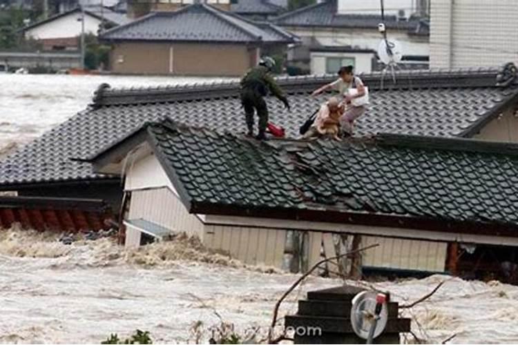 梦见发大水被水冲走又上来了