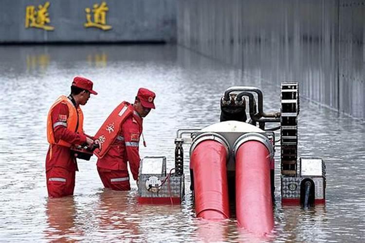 梦见发洪水自己被淹有人救上来