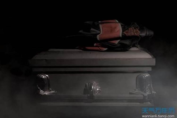 梦见死去的奶奶在棺材里躺着
