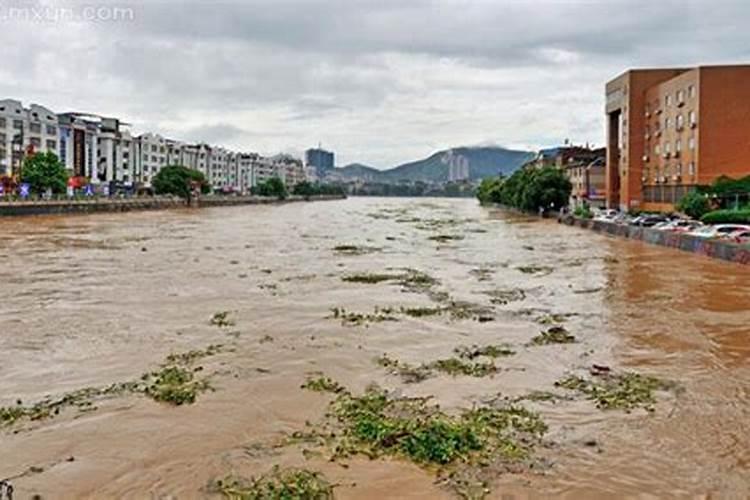 怀孕梦见下雨发大水是什么意思