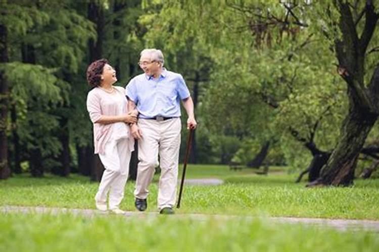 梦见家里的老人跟自己告别