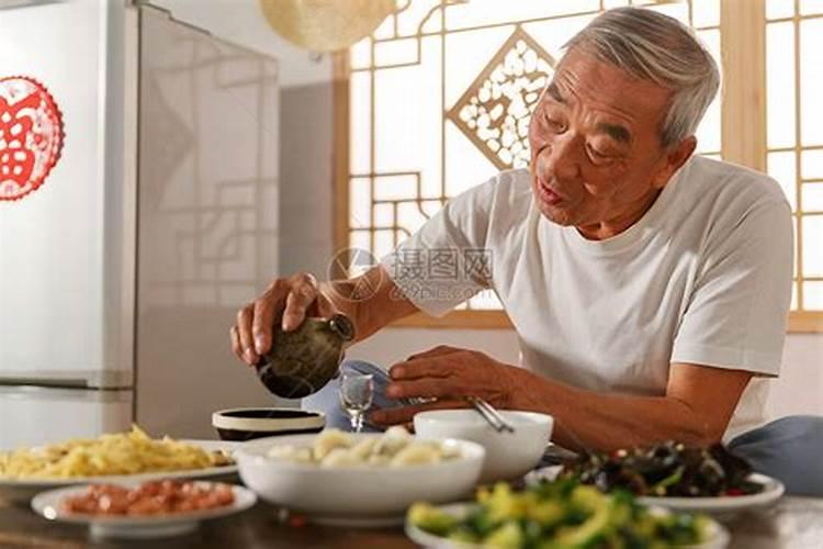 梦见老家的人都来家里吃饭