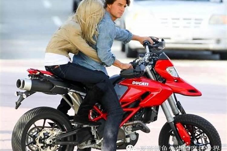 梦见骑摩托车带着女朋友
