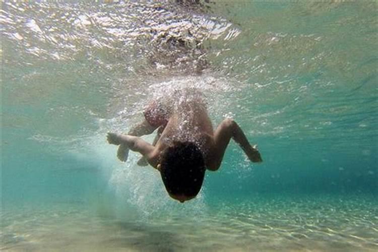 梦见孩子掉水里又被自己救起来了