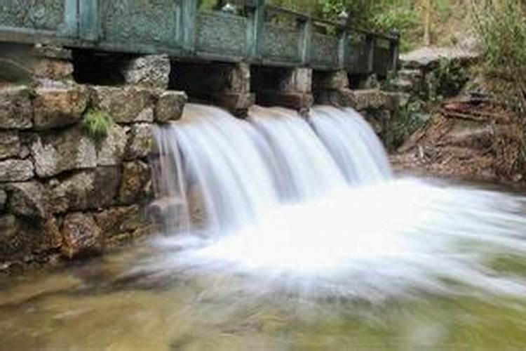 梦见水流很急很浑浊预示