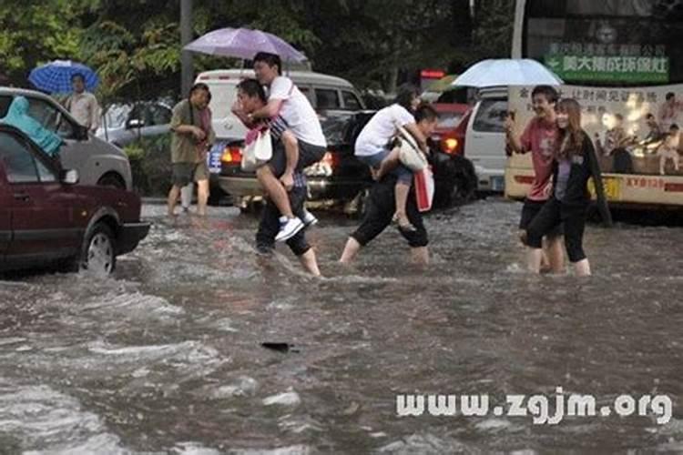 梦见洪水把自己困住了