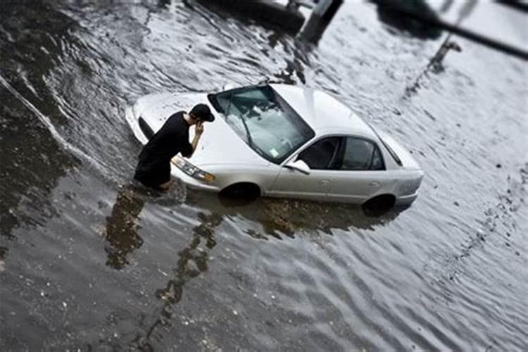 梦见洪水淹没道路自己家没事