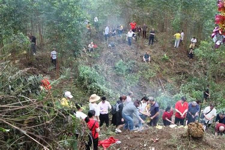 清明节街头祭祖