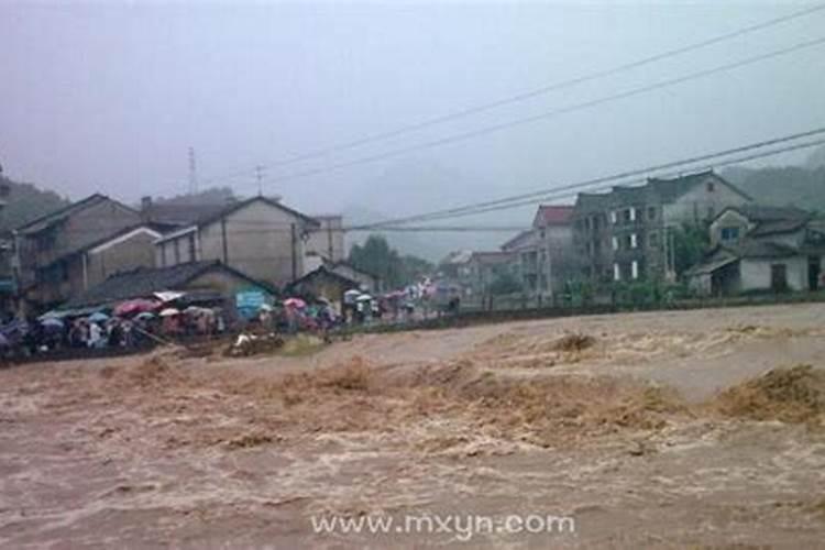 梦见大雨洪水什么预兆