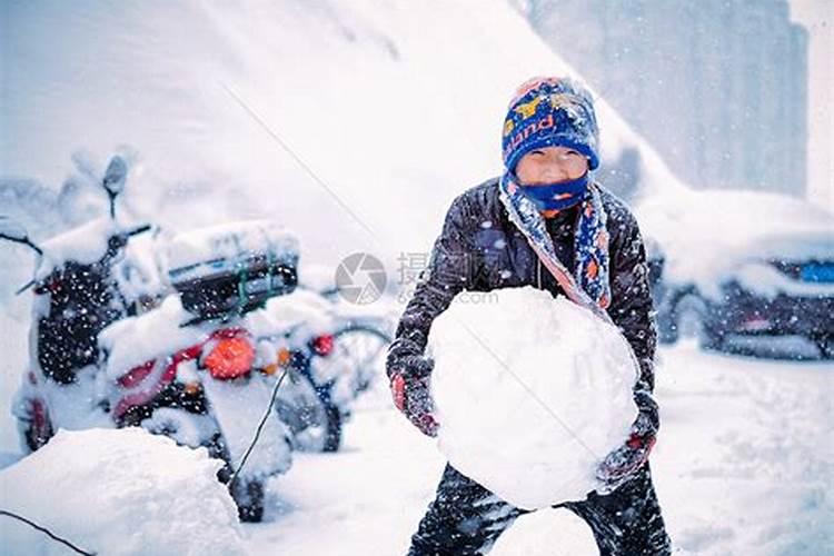 梦见朋友来玩下很大的雪