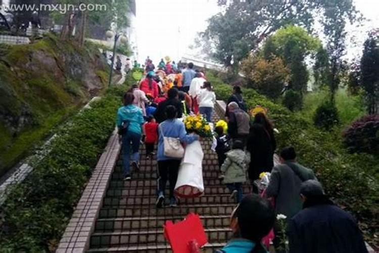 梦到下雨上坟是什么意思